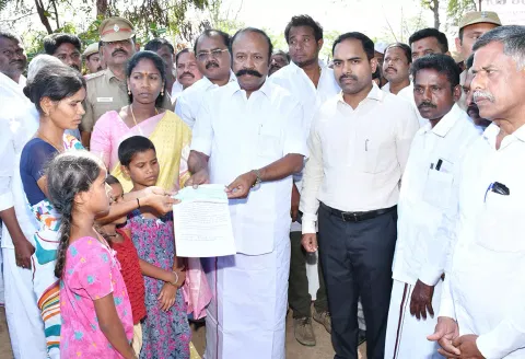 பலியான டாஸ்மாக் ஊழியர் குடும்பத்திற்கு ரூ.10லட்சம் நிதி உதவியை அமைச்சர் பெரியகருப்பன் வழங்கினார். அருகில் கலெக்டர் மதுசூதன்ரெட்டி, தமிழரசி எம்.எல்.ஏ. மற்றும் பலர் உள்ளனர்.