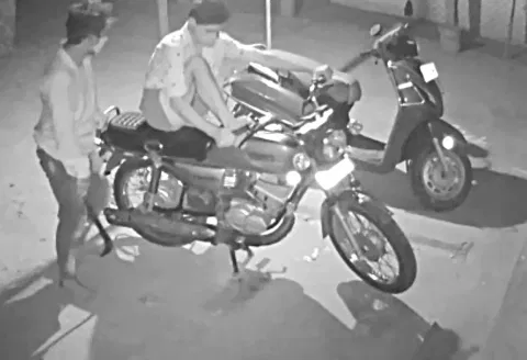 வீச்சரிவாளுடன் பைக்கைத் திருடும் வாலிபர்கள்.