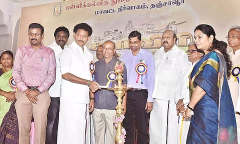 காவிரி இலக்கிய திருவிழாவை அமைச்சர் அன்பில் மகேஸ் பொய்யாமொழி குத்துவிளக்கேற்றி தொடங்கி வைத்தார்.