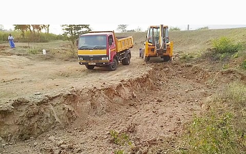 அனுமதியின்றி டன் கணக்கில்  மண் கடத்தல்