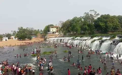 கொடிவேரி அணையில் குவிந்த சுற்றுலாபயணிகள்