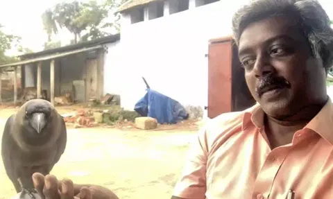 அரிசி ஆலை உரிமையாளரின் மடியில் அமர்ந்து உணவு வாங்கி சாப்பிடும் காகம்- வீடியோ வைரல்