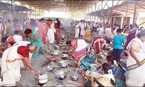 மண்டைக்காடு பகவதியம்மன் கோவிலில் கேரள பக்தர்கள் பொங்கலிட்டு வழிபாடு