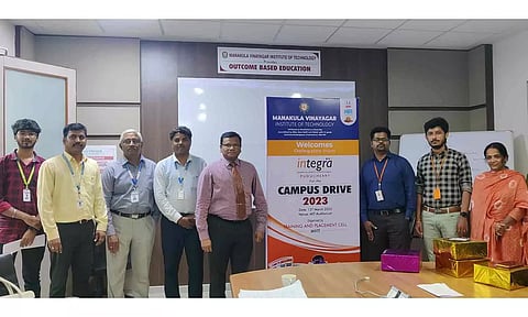 மணக்குள விநாயகர் என்ஜினீயரிங் கல்லூரியில் வேலைவாய்ப்பு முகாம் நடைபெற்ற காட்சி.