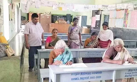 உற்சாகத்துடன் தேர்வு எழுதிய முதியவர்கள்.