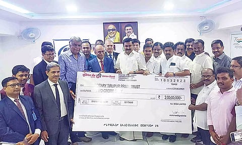 அமைச்சர் மு.பெ.சாமிநாதனிடம் ரூ.2 கோடிக்கான காசோலை வழங்கப்பட்டபோது எடுத்த படம்.