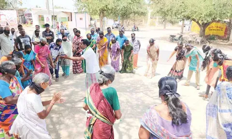 பெண்கள் போராட்டத்தில் ஈடுபட்ட காட்சி.