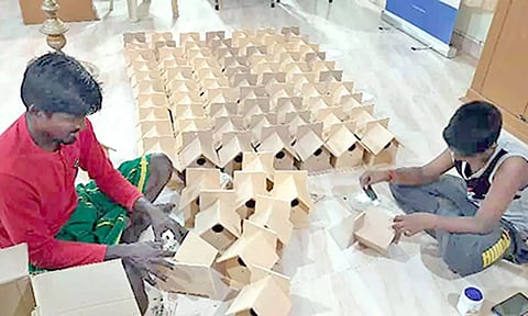 சிட்டுக்குருவிகளுக்கான கூண்டுகள் தயாரிக்கும் பணிகள் மும்முரம்.