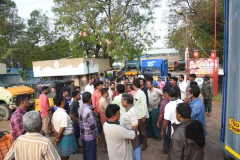திருச்சி கொட்டப்பட்டு பகுதியில் உள்ள ஆவின் பால் பண்ணை முன்பு திரண்ட முகவர்களை படத்தில் காணலாம்.