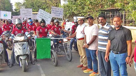 பேரணியை பாளை போக்குவரத்து போலீஸ் இன்ஸ்பெக்டர் பேச்சிமுத்து கொடியசைத்து தொடங்கி வைத்த காட்சி.