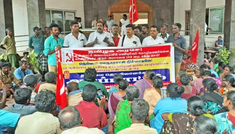 தூய்மை பணியாளர்கள் தர்ணாவில் ஈடுபட்ட போது எடுத்தபடம்.