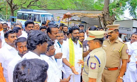 கல்குவாரியை அகற்றக்கோரி மனு கொடுக்க வந்தவர்களுடன் போலீசார் பேச்சுவார்த்தை நடத்தினர்.