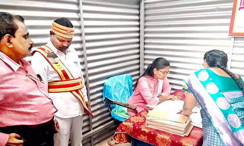 மனநல காப்பகத்தில் பராமரிக்கப்படும் பதிவேடுகள் குறித்து கலெக்டர் சாருஸ்ரீ ஆய்வு செய்தார்.