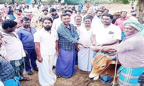 திருவண்ணாமலை அருகே கடந்த 3 ஆண்டுகளாக செயல்படாமல் இருந்த மல்லவாடி மாட்டு வாரச்சந்தை தொடங்கிய போது எடுத்த படம்.