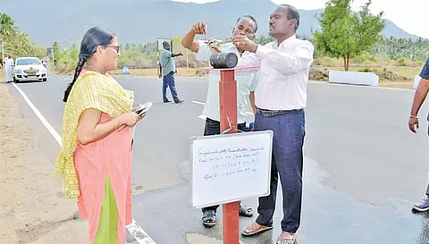 சாலை பணிகளை கண்காணிப்பு பொறியாளர் ஆய்வு செய்த காட்சி.