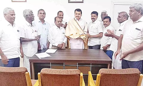 மின்சாரத்துறை அமைச்சர் செந்தில் பாலாஜியை சந்தித்து கோரிக்கை மனு அளித்த காட்சி.