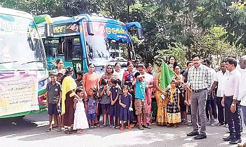 கல்வி சுற்றுலாவை திருப்பூர் மாவட்ட கலெக்டர் வினீத் தொடங்கி வைத்தார். அருகில் மாற்றுத்திறனாளி நலத்துறை அலுவலர் முருகேசன் மற்றும் பலர் உள்ளனர்.