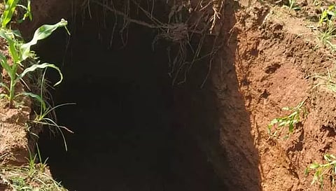 வாணியம்பாடி அருகே 40 அடி ஆழத்திற்கு நிலம் உள்வாங்கிய இடத்தில் கனிம வள அதிகாரிகள் ஆய்வு