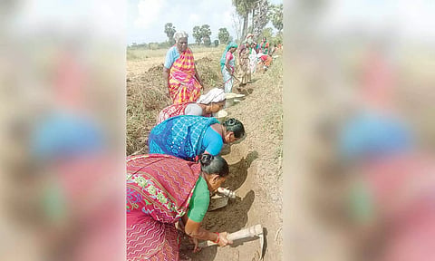 வாய்க்கால் தூர்வாரும் பணி நடைபெற்றது.