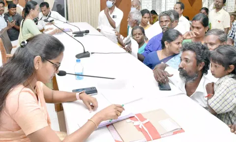 குறைதீர்க்கும் கூட்டத்தில் கலெக்டர் சாருஸ்ரீயிடம், பொதுமக்கள் மனு அளித்தனர்.