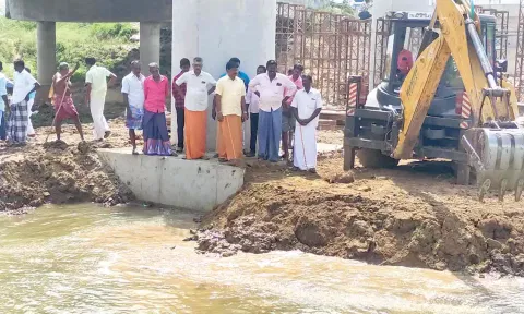 உப்பனாற்றின் குறுக்கே மண்அணை அமைக்கும் பணி நடைபெற்றது.
