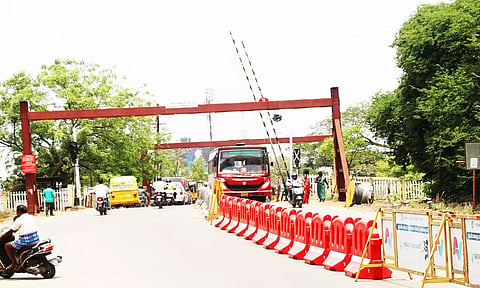 மேலப்பாளையம் செல்லும் சாலை தடுப்புகள் மூலம் அடைக்கப்பட்டுள்ளதை படத்தில் காணலாம்.