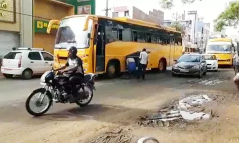 கல்லூரி பேருந்தில் புகை: டிரைவர் சமயோசிதத்தால் விபத்து தவிர்ப்பு