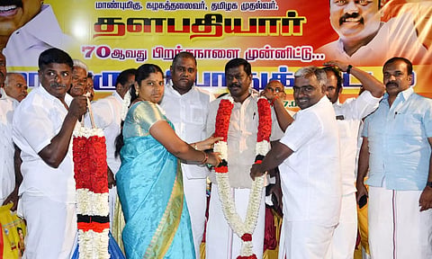 கூட்டத்தில் மாவட்ட செயலாளர் சிவபத்மநாதனுக்கு மாலை அணிவிக்கப்பட்ட காட்சி.