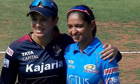 மகளிர் பிரீமியர் லீக்- பெங்களூர் அணிக்கு எதிராக மும்பை அணி பந்து வீச்சு தேர்வு