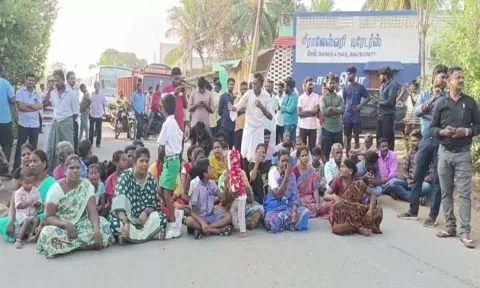 செல்போன் டவர் அமைக்க எதிர்ப்பு தெரிவித்து கிராம மக்கள் மறியல்