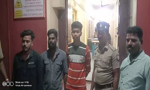 கஞ்சா விற்றதாக கைது செய்யப்பட்ட 3 பேரையும், கைது செய்த போலீசாரையும் படத்தில் காணலாம்.