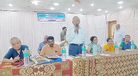 அரூரில் ஓய்வு பெற்ற வருவாய்துறை அலுவலர்கள் சங்க கூட்டம்