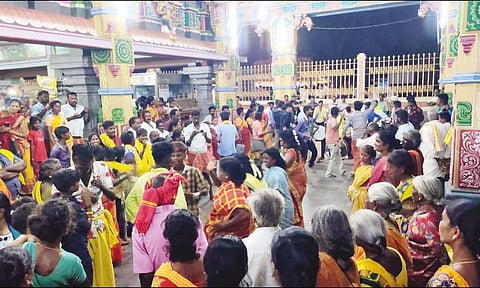 பூ உத்தரவை அறிந்துகொள்ள காத்திருந்த பக்தர்களை படத்தில் காணலாம்.