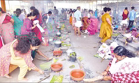 பெண்கள் பொங்கலிட்டு வழிபாடு நடத்திய போது எடுத்த படம்.