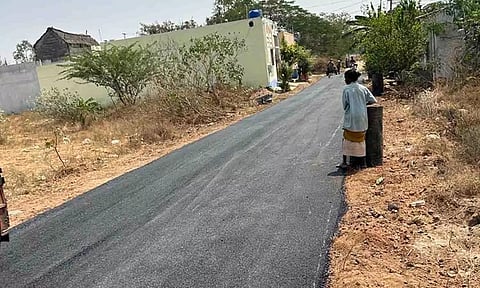 புதிய தார் சாலை அமைக்கப்பட்டதை படத்தில் காணலாம்.