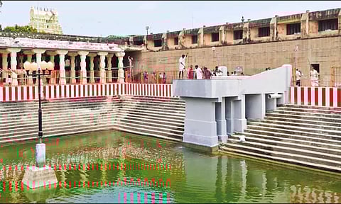 ராமேசுவரம் கோவிலில் சேதுமாதவ தீர்த்த தெப்பக்குளத்தில் புனித நீராடிய பக்தர்கள்