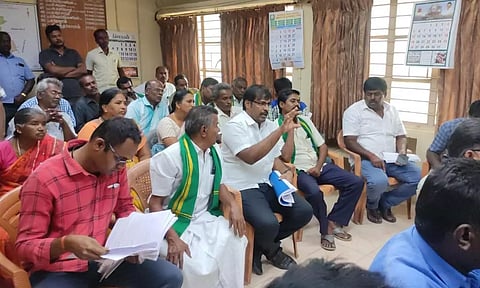 பொதுமக்களுடன் அதிகாரிகள் பேச்சுவார்த்தை நடத்திய காட்சி.