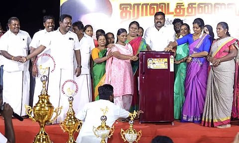 முதல்  பரிசு பெற்ற பெண்ணுக்கு பிரிட்ஜ் வழங்கப்பட்டது.