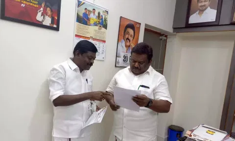 அமைச்சர் சிவசங்கரை தென்காசி தெற்கு மாவட்ட தி.மு.க. செயலாளர் சிவ பத்மநாதன் சந்தித்து மனு அளித்தபோது எடுத்த படம்.
