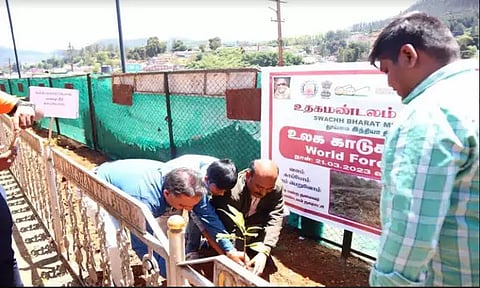 ஊட்டியில் மரக்கன்று நடும் விழா