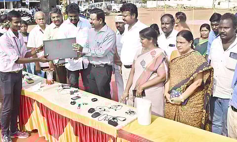 முகாமை கலெக்டர் தினேஷ் பொன்ராஜ் தொடங்கி வைத்து மின்னணு கழிவுகளை மாணவர்களிடம் இருந்து  பெற்றுக்கொண்டார்.