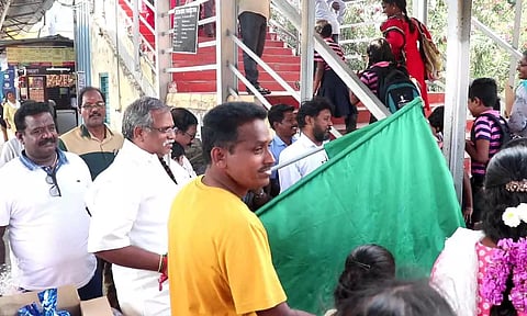 ஓடும் ரெயிலில் ஓவியப் போட்டியை சபாநாயகர் ஏம்பலம் செல்வம் தொடங்கி வைத்த காட்சி.