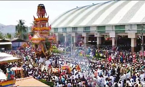 பக்தர்கள் வெள்ளத்தில் பெரிய தேரோட்டம் நடந்த போது எடுத்த படம்.