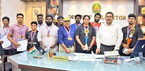 மாவட்ட அளவிலான வளு தூக்கும் போட்டியில் வெற்றி பெற்ற வீரர்கள் கலெக்டரிடம் வாழ்த்து பெற்றனர்.