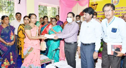 கூட்டத்தில் மகளிர் சுய உதவிக்குழுவினருக்கு கலெக்டர் மதுசூதன்ரெட்டி கடனுதவி வழங்கினார்.&nbsp;