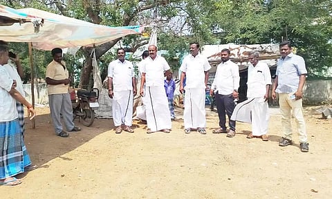 செய்யாறு அரசு கல்லூரி அருகில் நிழற்குடை அமைப்பதற்கான இடத்தை ஒ.ஜோதி எம்.எல்.ஏ. ஆய்வு செய்த போது எடுத்த படம்.