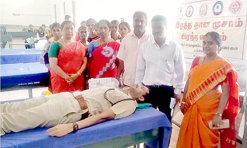 முகாமில் ஒரத்தநாடு துணை போலீஸ் சூப்பிரண்டு பிரசன்னா ரத்ததானம் செய்தார்.