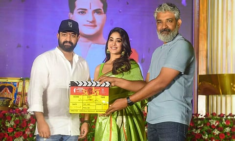 கிளாப் போர்ட் அடித்து துவங்கி வைத்த ராஜமவுலி