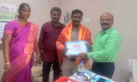 பயிற்சியாளருக்கு சால்வை அணிவித்து பாராட்டு சான்றிதழ் வழங்கிய காட்சி.