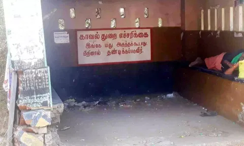 இடிந்து விழும் நிலையில் உள்ள  பயணிகள் நிழற்குடை.